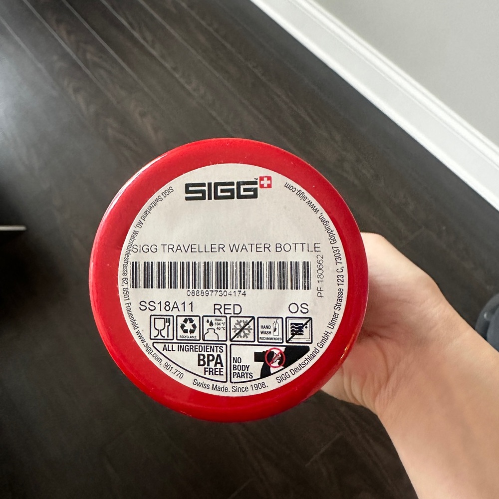 New Deadstock Supreme SIGG Traveller .6L Water Bottle Red Box Logo - Picture 4 of 5